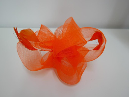 Neonowy pomarańczowy fascynator z crin na przepasce