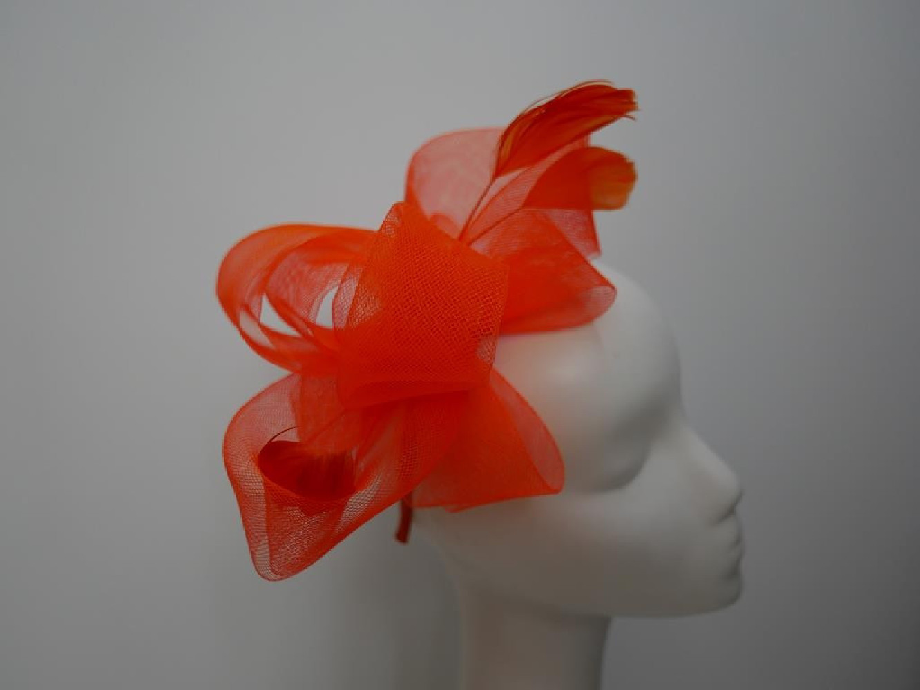 Neonowy pomarańczowy fascynator z crin na przepasce