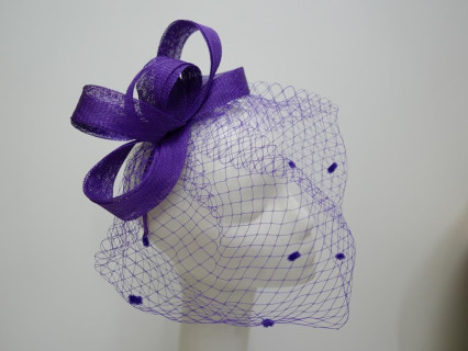 Fioletowy fascynator z sinamay z woalką na przepasce