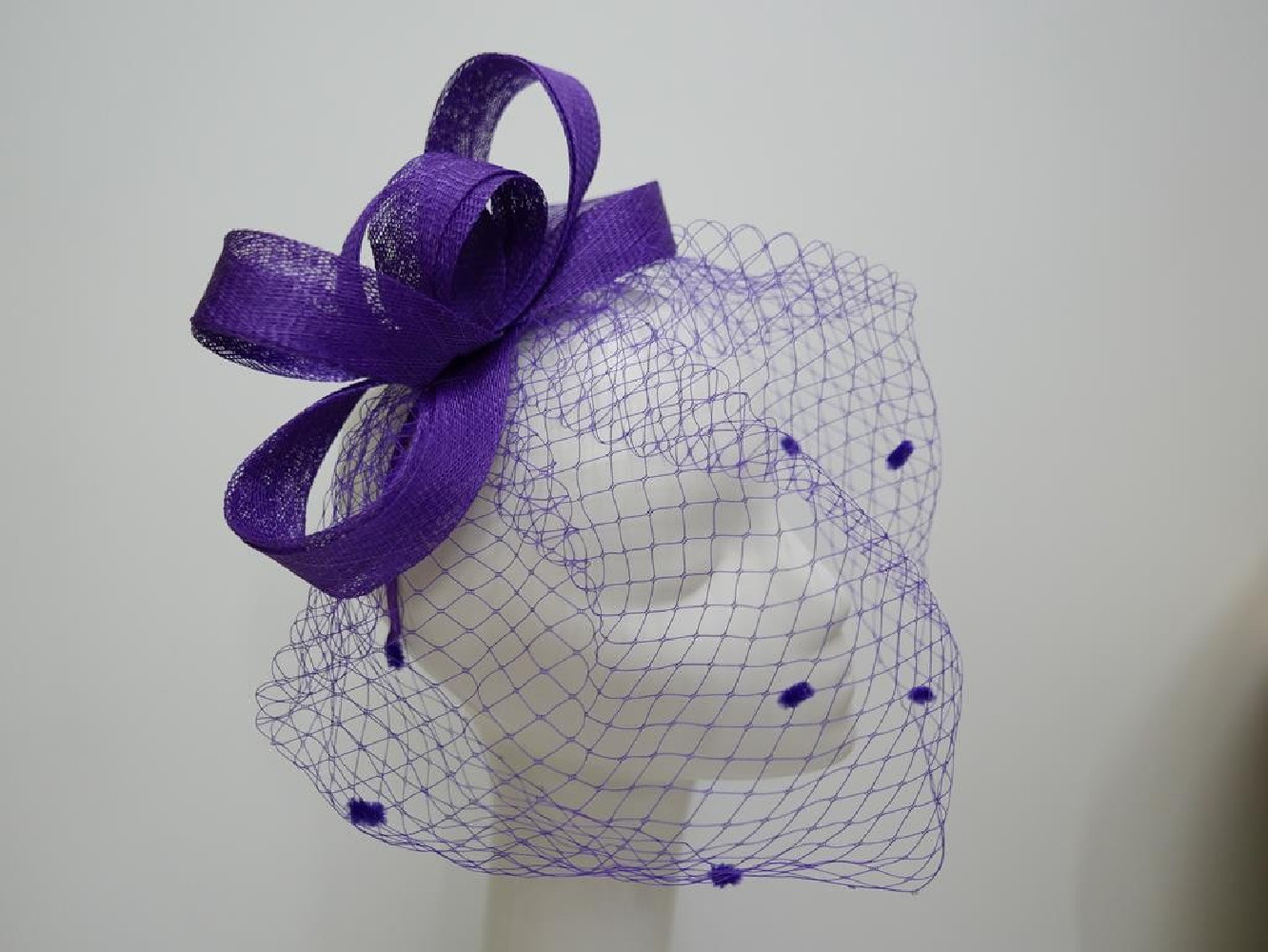 Fioletowy fascynator z sinamay z woalką na przepasce