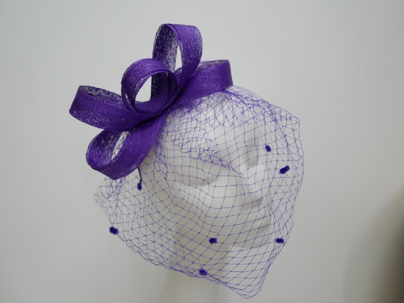 Fioletowy fascynator z sinamay z woalką na przepasce