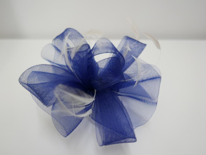 Granatowo śmietankowy fascynator z crin i piór na grzebyku