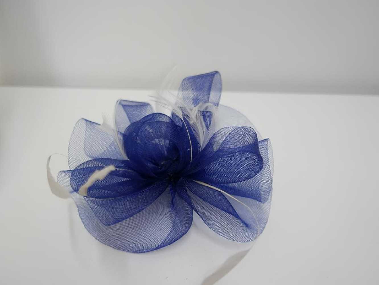 Granatowo śmietankowy fascynator z crin i piór na grzebyku