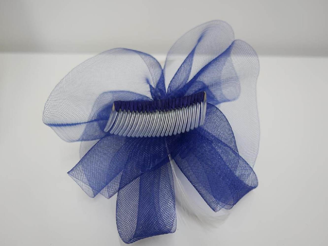 Granatowo śmietankowy fascynator z crin i piór na grzebyku