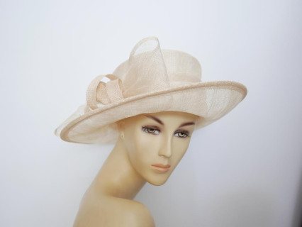 Beżowy kapelusz z sinamay 54-56 cm