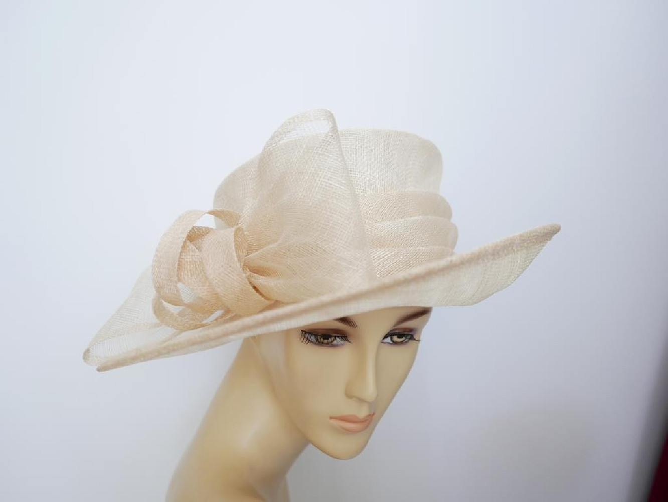 Beżowy kapelusz z sinamay 54-56 cm