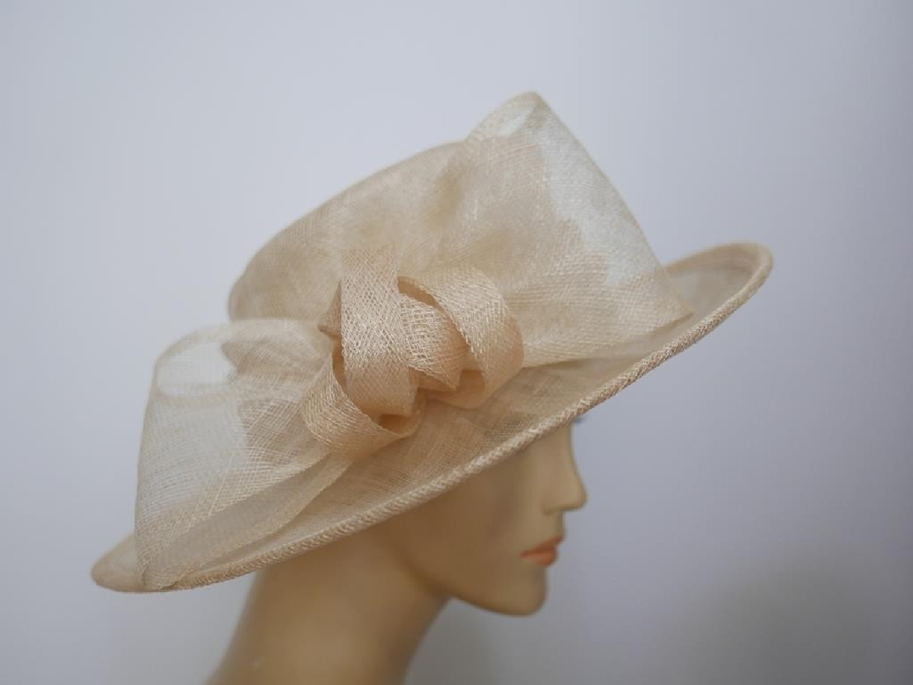 Beżowy kapelusz z sinamay 54-56 cm