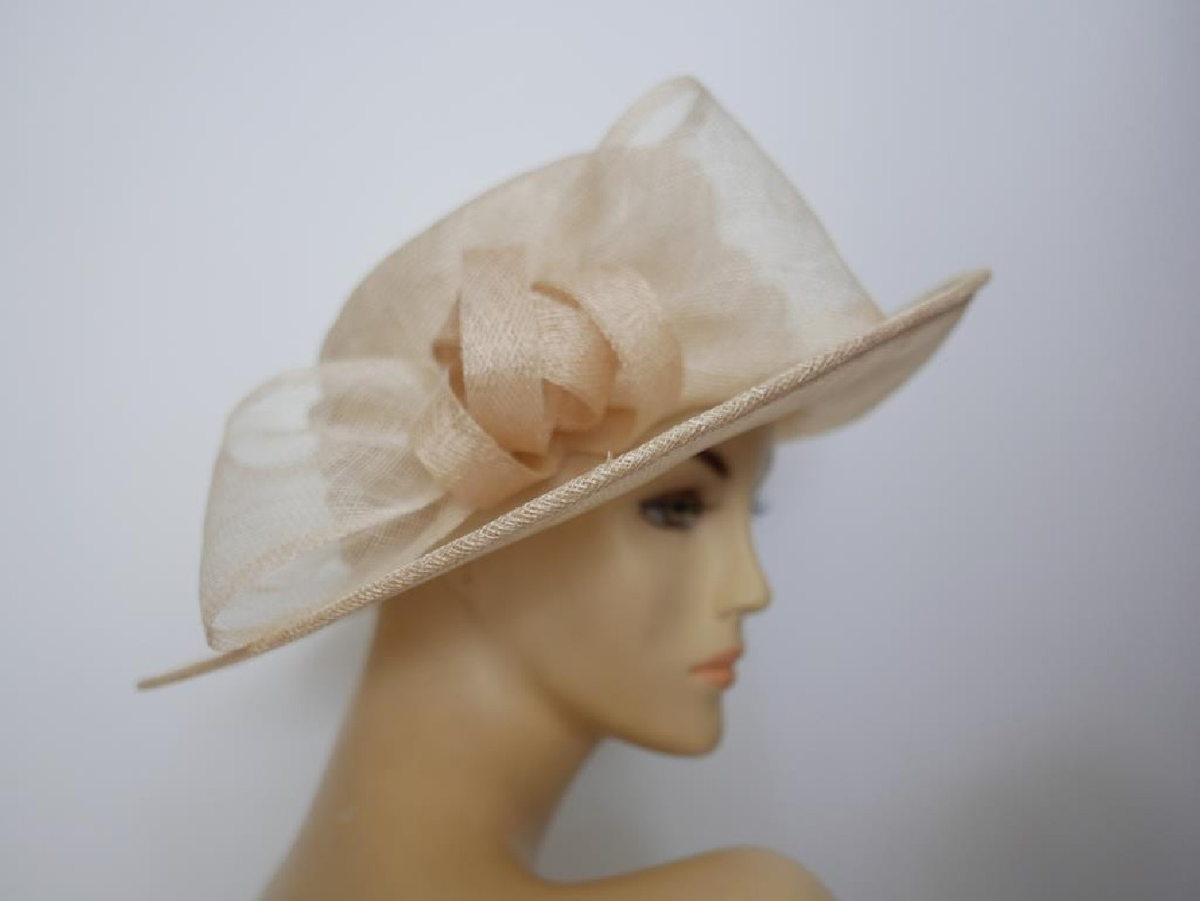 Beżowy kapelusz z sinamay 54-56 cm