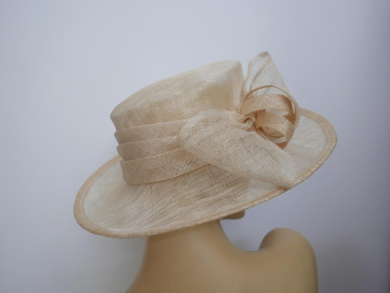 Beżowy kapelusz z sinamay 54-56 cm