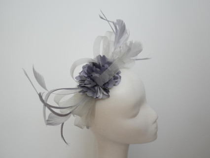Szary fascynator z crin  na przepasce