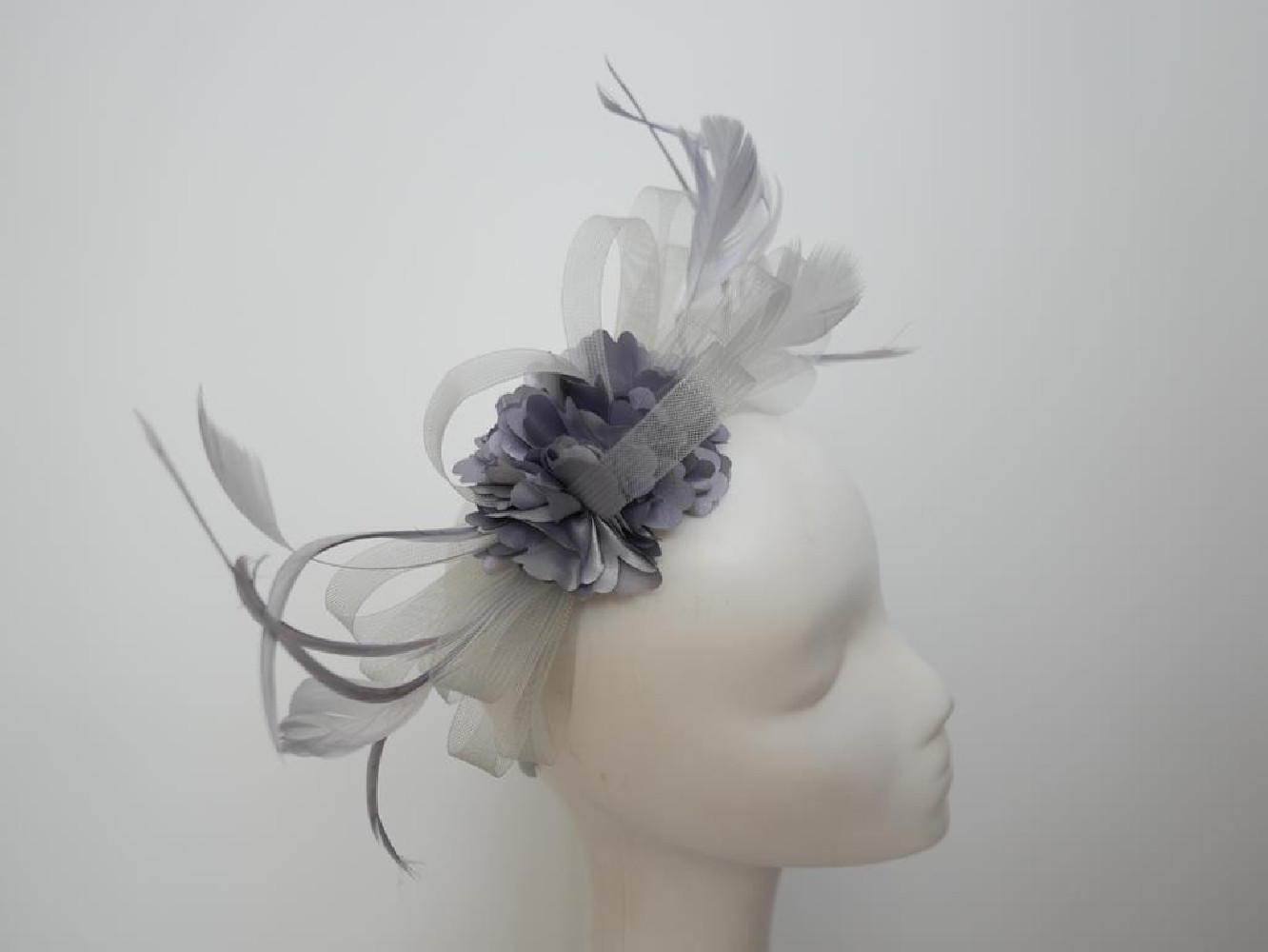Szary fascynator z crin  na przepasce