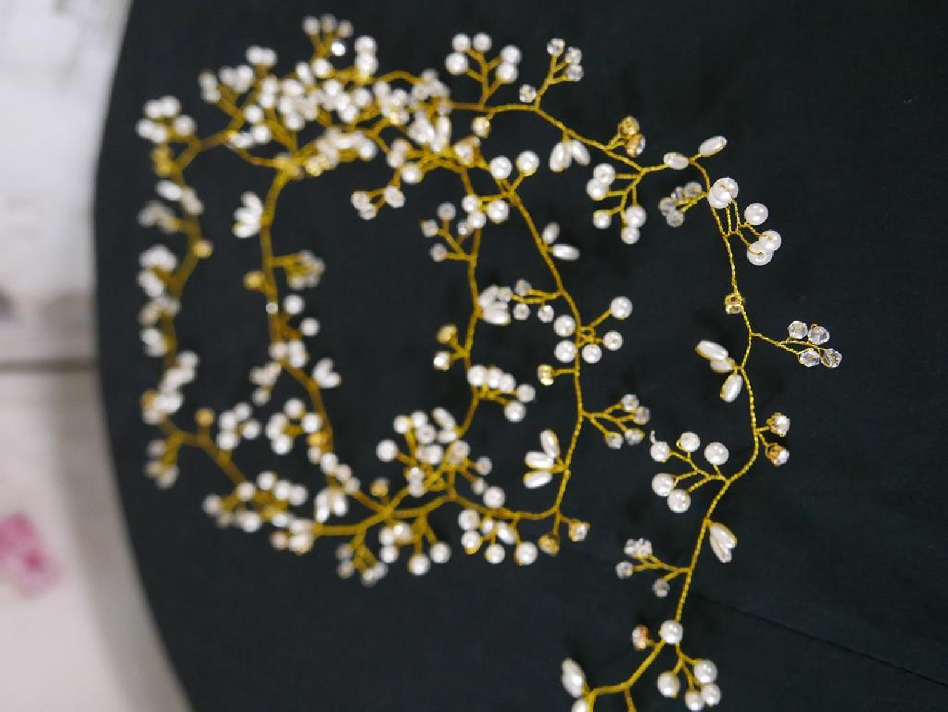 Biały wianek wężyk - fantazyjny stroik 150 cm złota osnowa