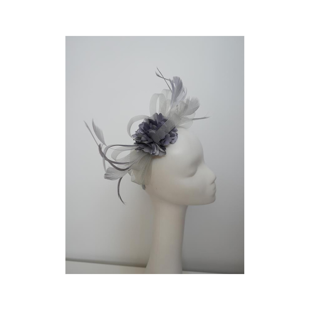 Szary fascynator z crin  na przepasce