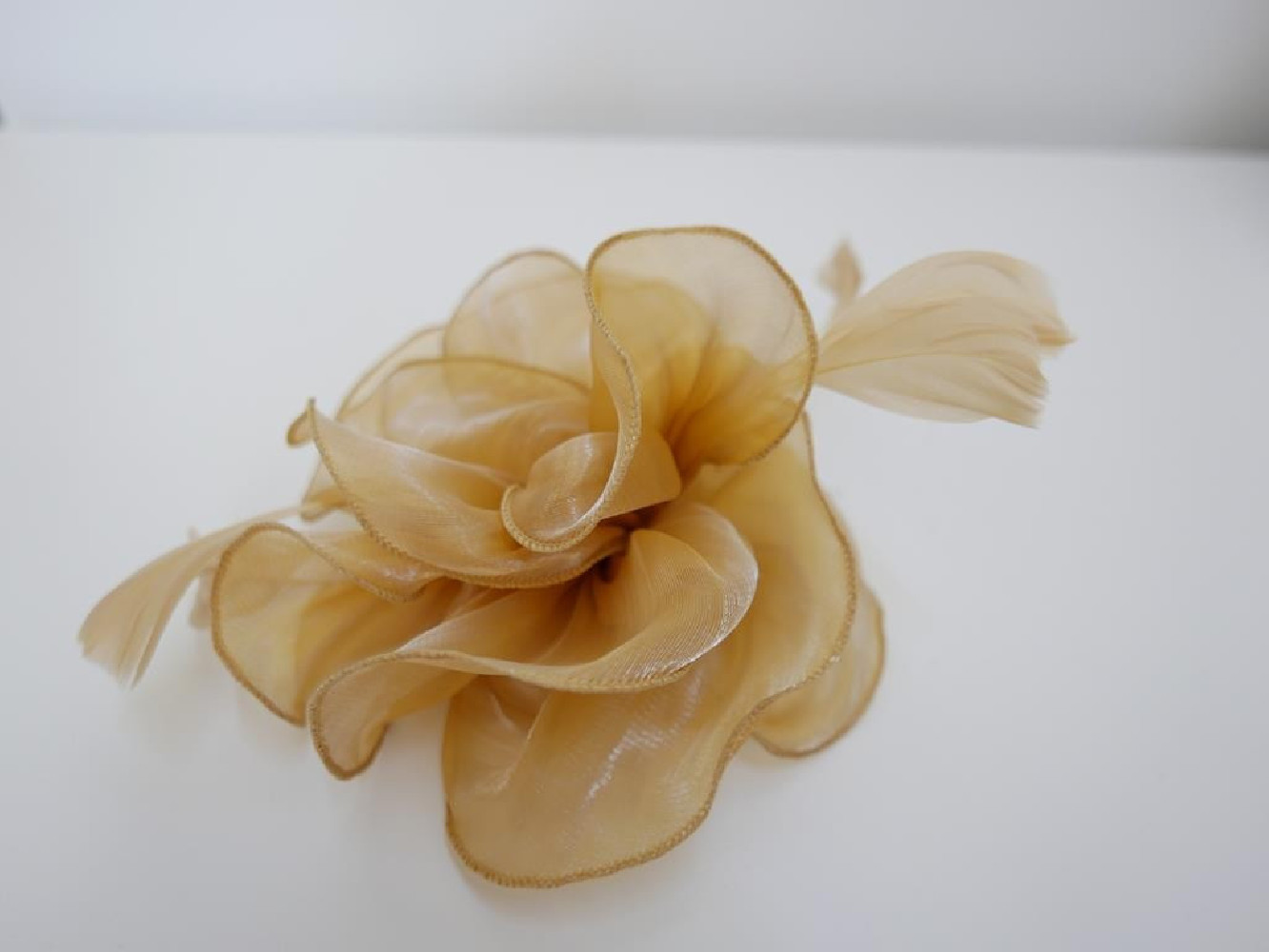 Beżowy stroik do włosów , sukni, kapelusza