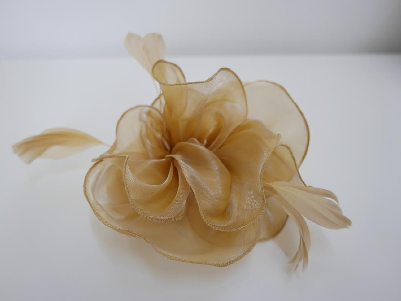 Beżowy stroik do włosów , sukni, kapelusza