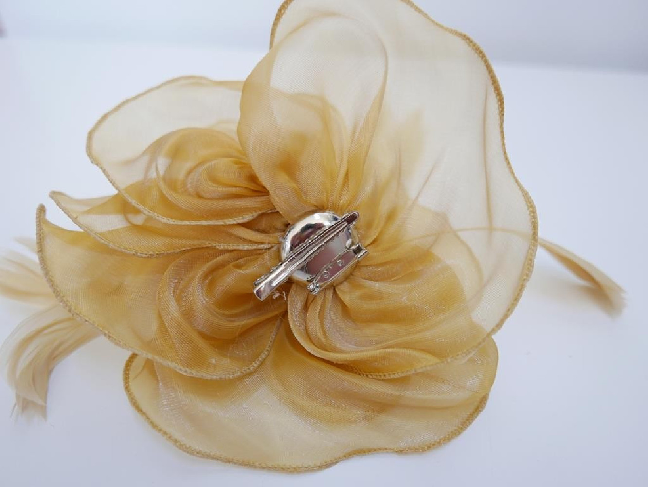 Beżowy stroik do włosów , sukni, kapelusza
