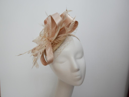 Beżowy fascynator z satyny na przepasce