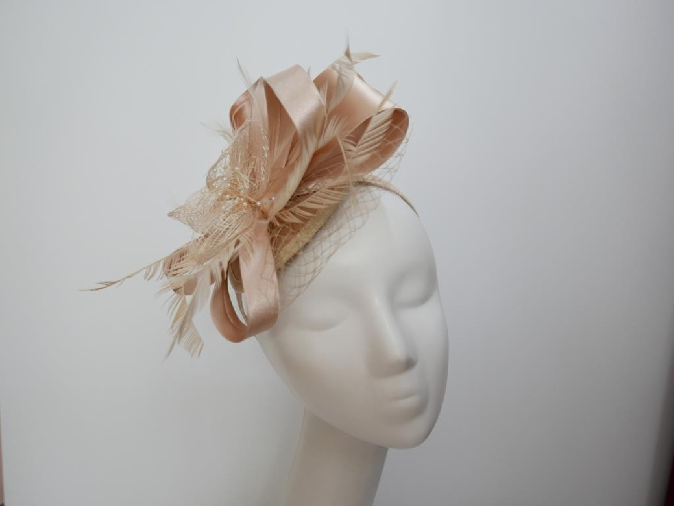 Beżowy fascynator z satyny na przepasce