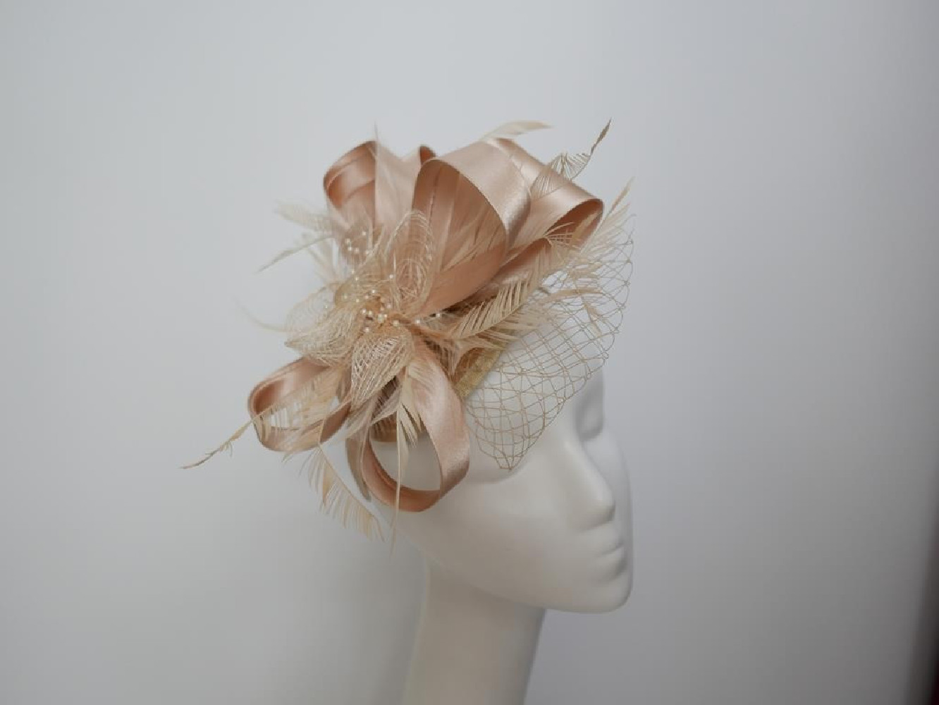 Beżowy fascynator z satyny na przepasce
