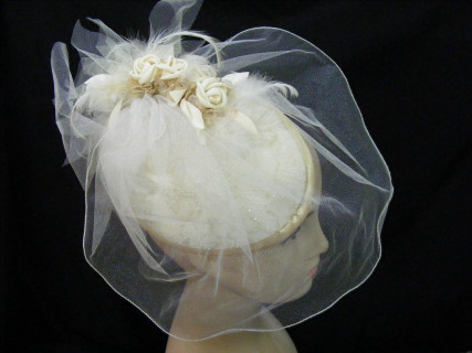 Cappuccino toczek, fascynator z tiulem