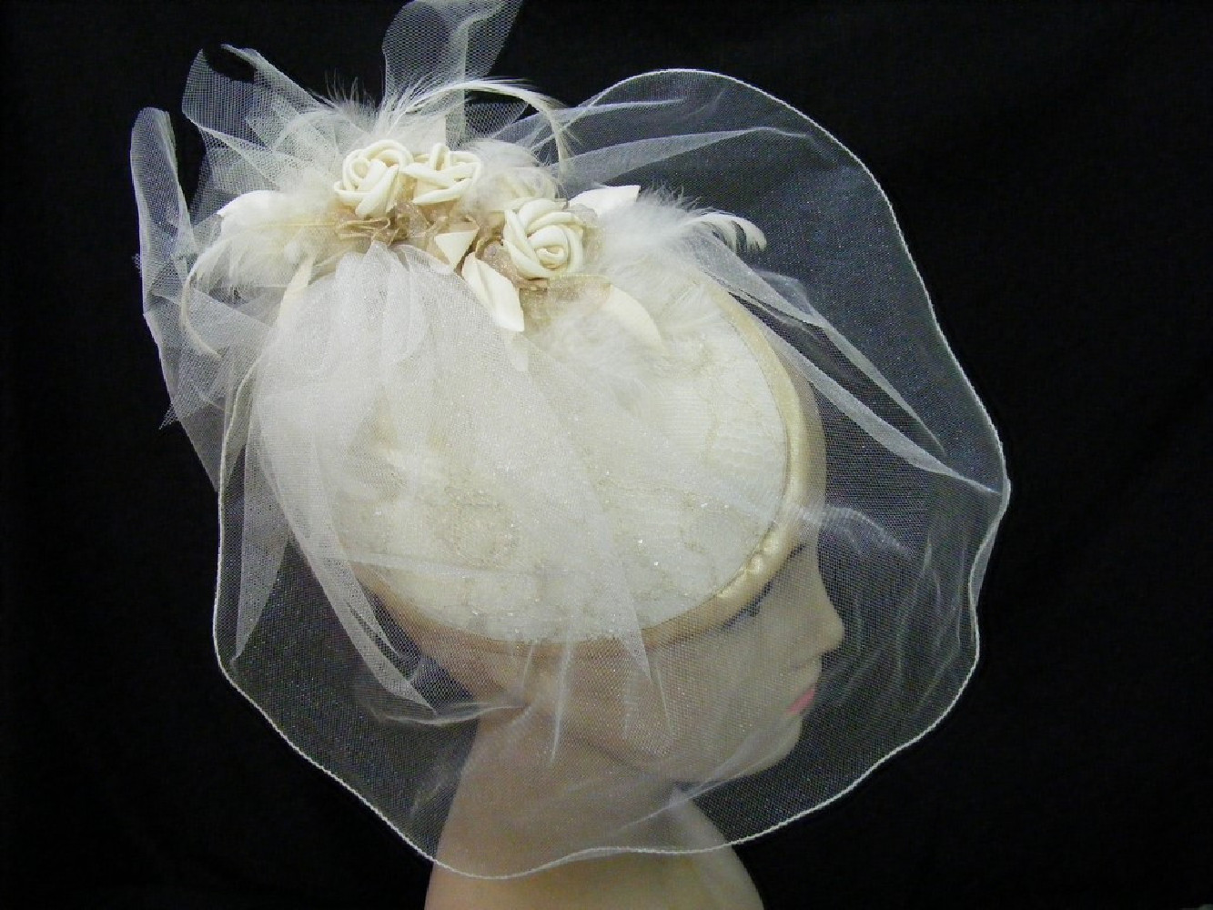 Cappuccino toczek, fascynator z tiulem