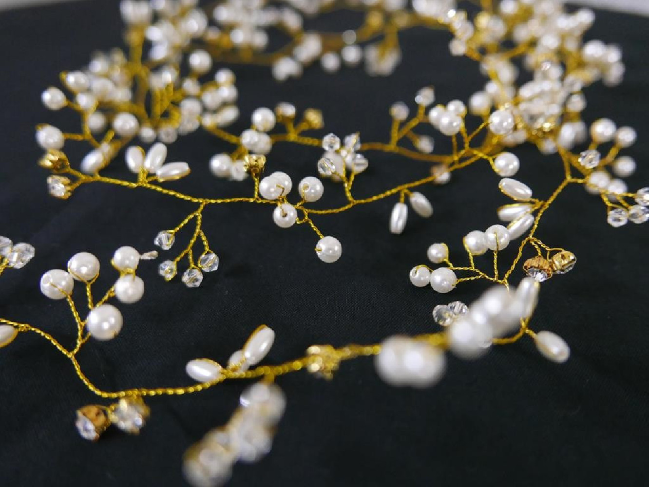 Biały wianek wężyk - fantazyjny stroik 150 cm złota osnowa