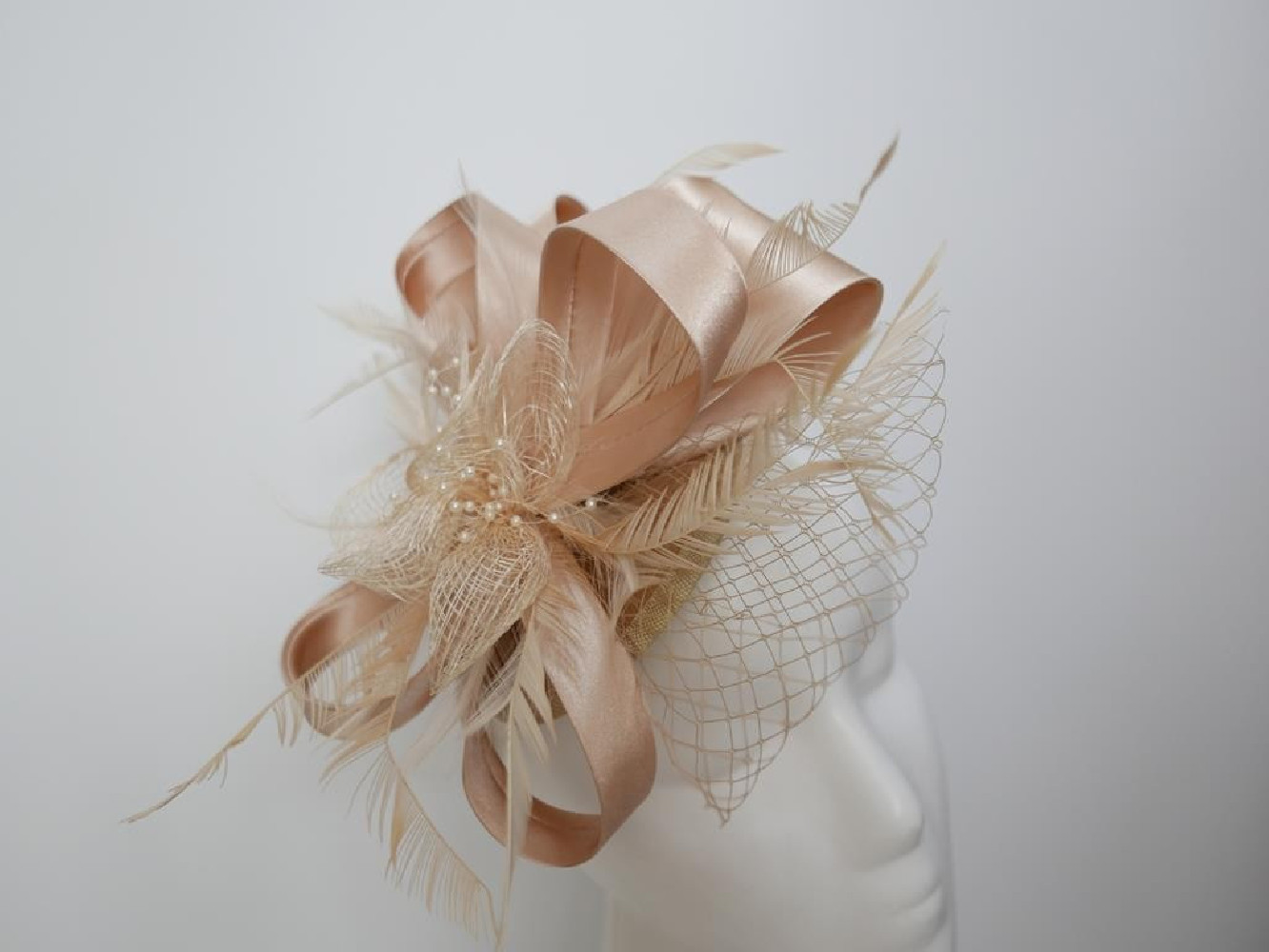 Beżowy fascynator z satyny na przepasce