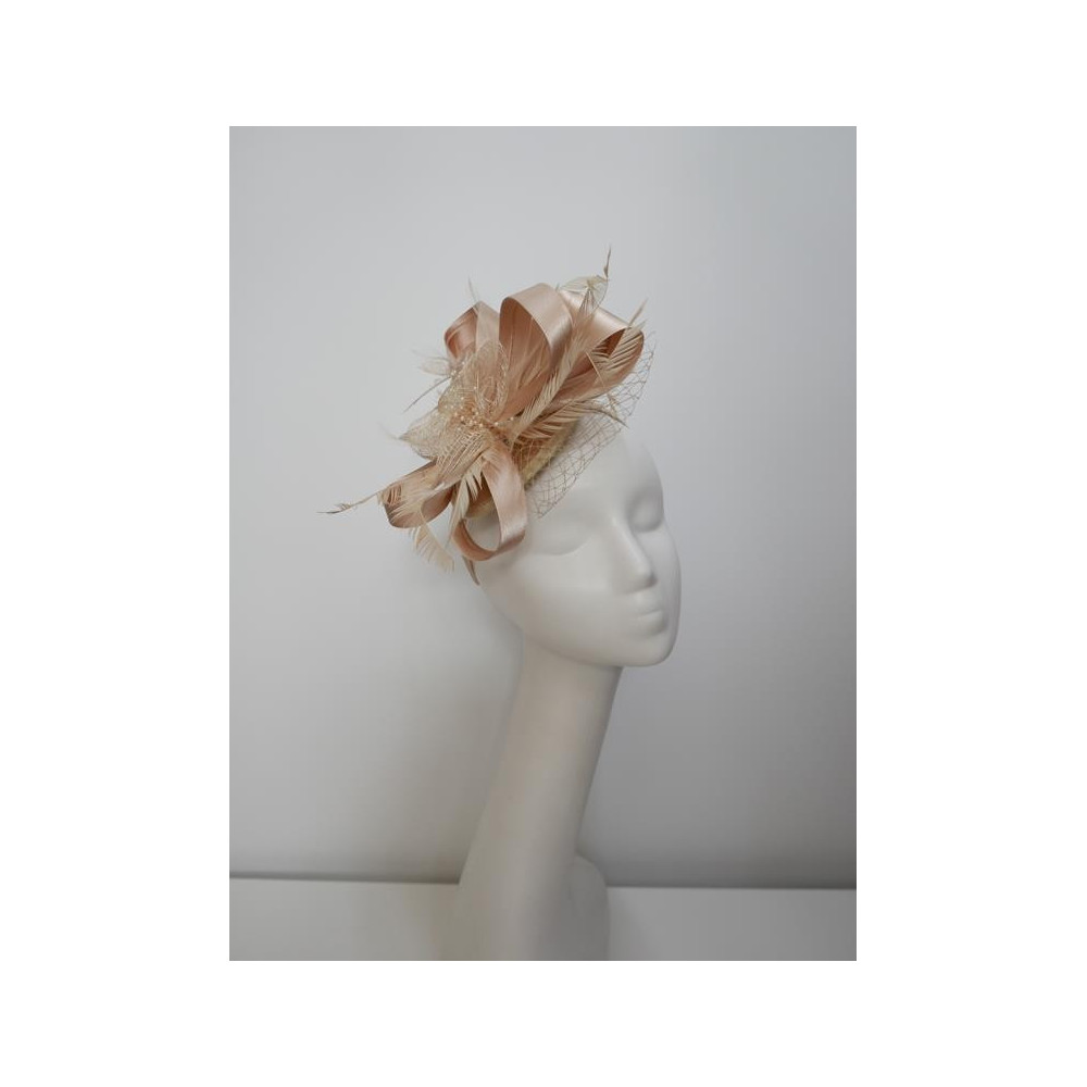 Beżowy fascynator z satyny na przepasce