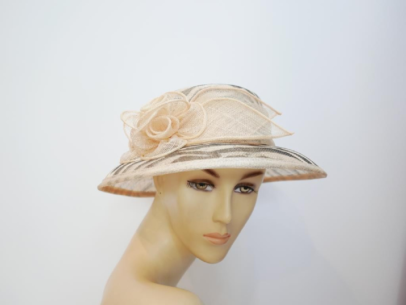 Beżowo czarny wizytowy kapelusz  sinamay 55-57cm