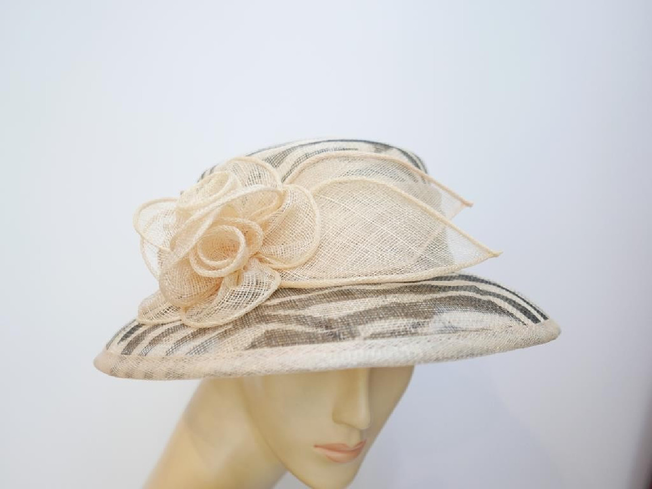 Beżowo czarny wizytowy kapelusz  sinamay 55-57cm