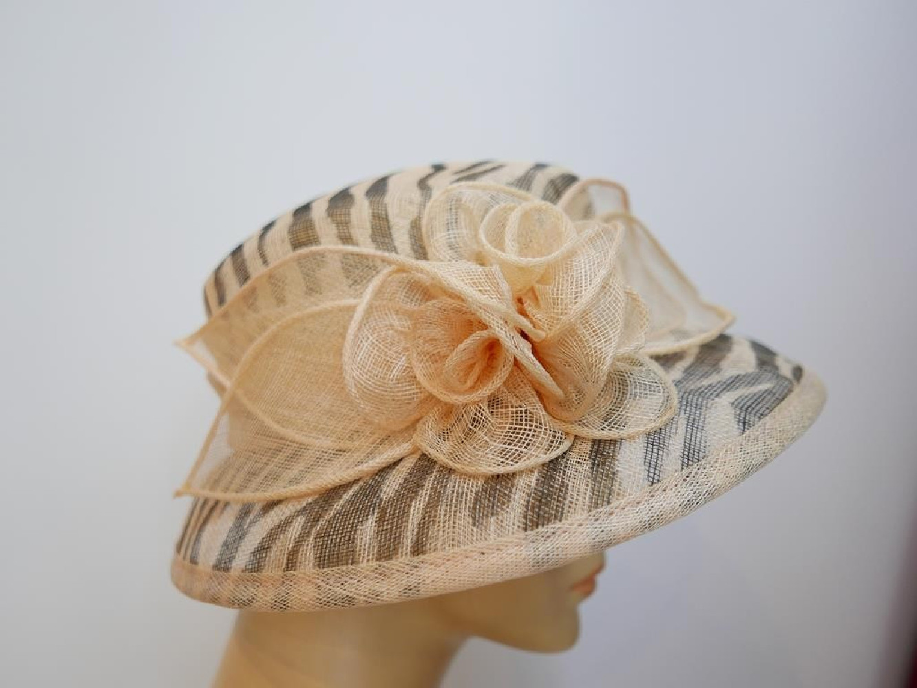 Beżowo czarny wizytowy kapelusz  sinamay 55-57cm