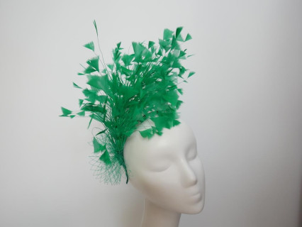 Soczyście zielony fascynator z piór z woalką