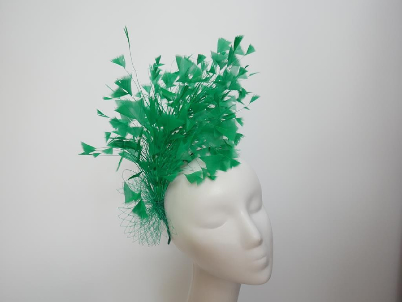 Soczyście zielony fascynator z piór z woalką