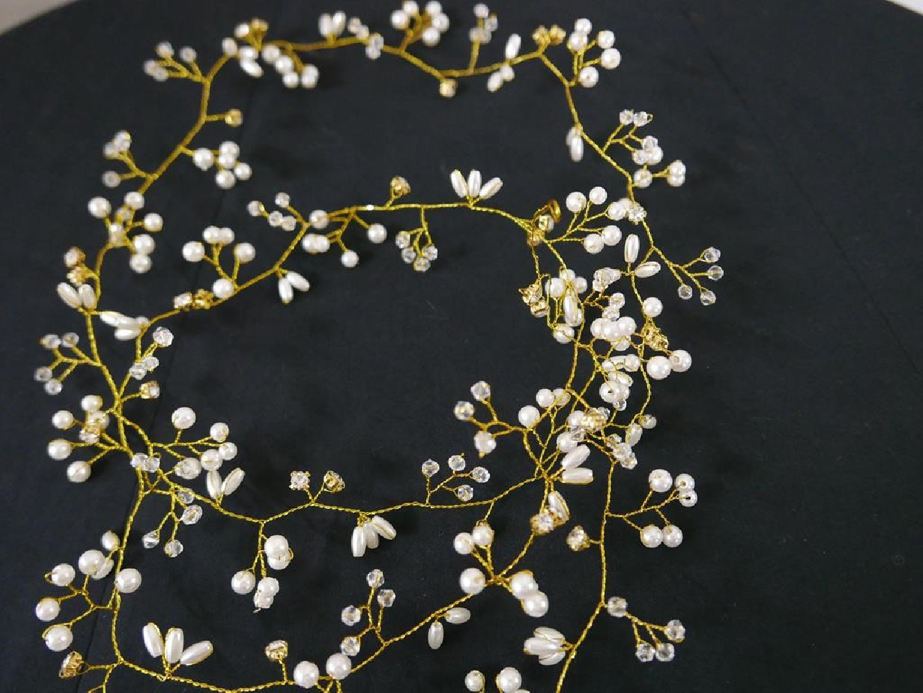 Biały wianek wężyk - fantazyjny stroik 150 cm złota osnowa