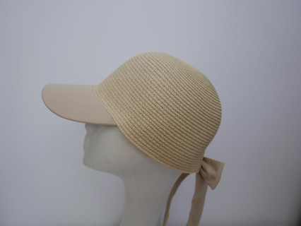 Beżowa czapka z daszkiem. Słomka i tkanina
