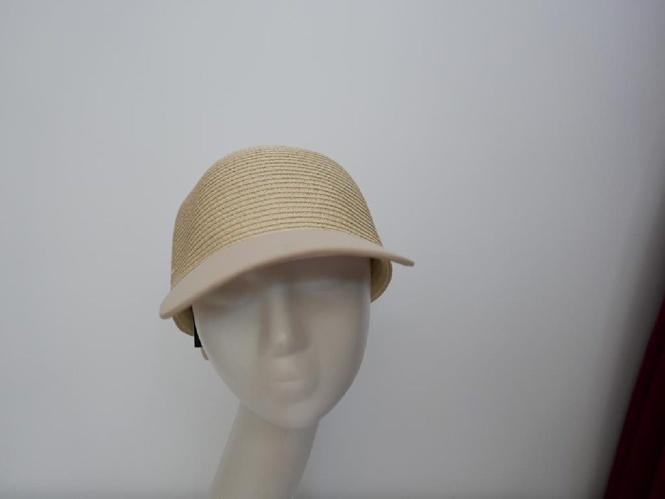 Beżowa czapka z daszkiem. Słomka i tkanina