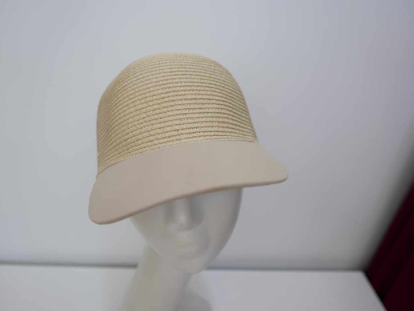 Beżowa czapka z daszkiem. Słomka i tkanina