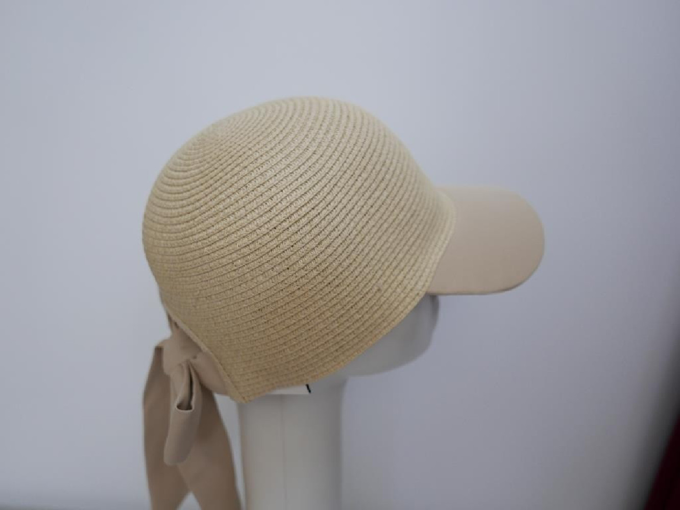 Beżowa czapka z daszkiem. Słomka i tkanina