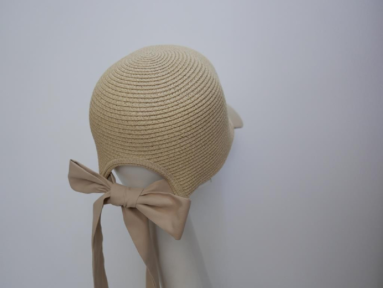 Beżowa czapka z daszkiem. Słomka i tkanina