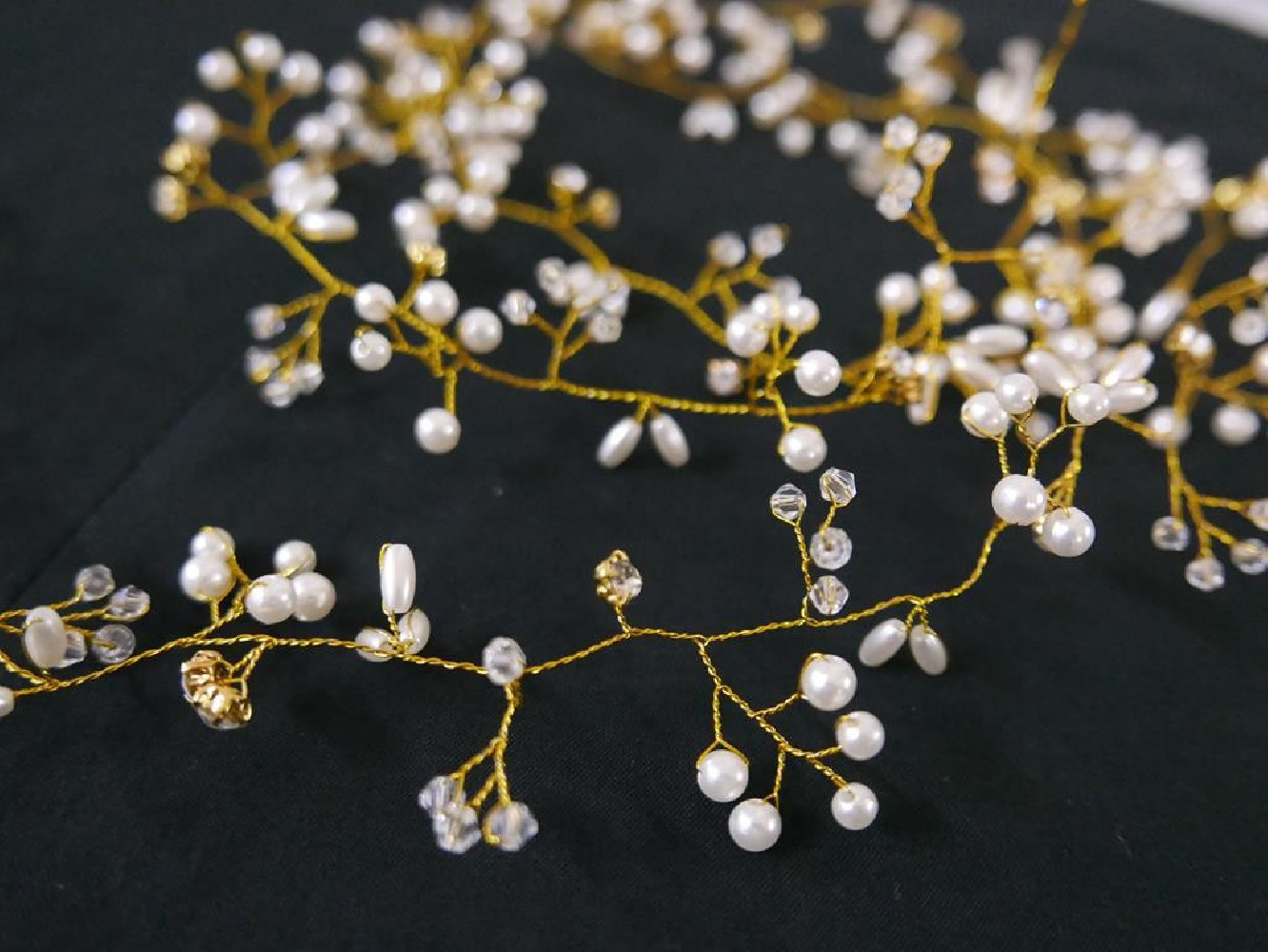 Biały wianek wężyk - fantazyjny stroik 150 cm złota osnowa