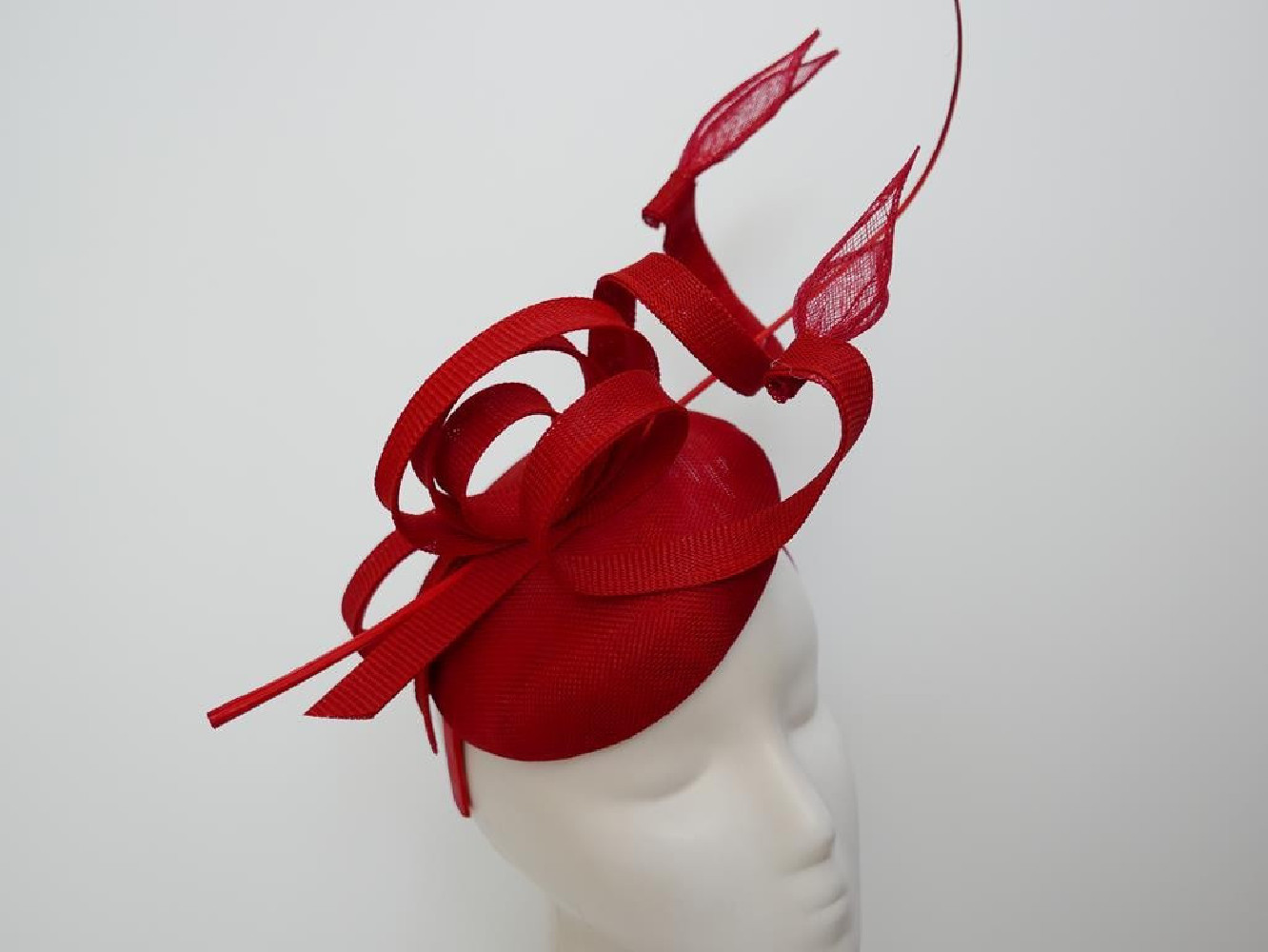 Czerwony fascynator z lnu na przepasce