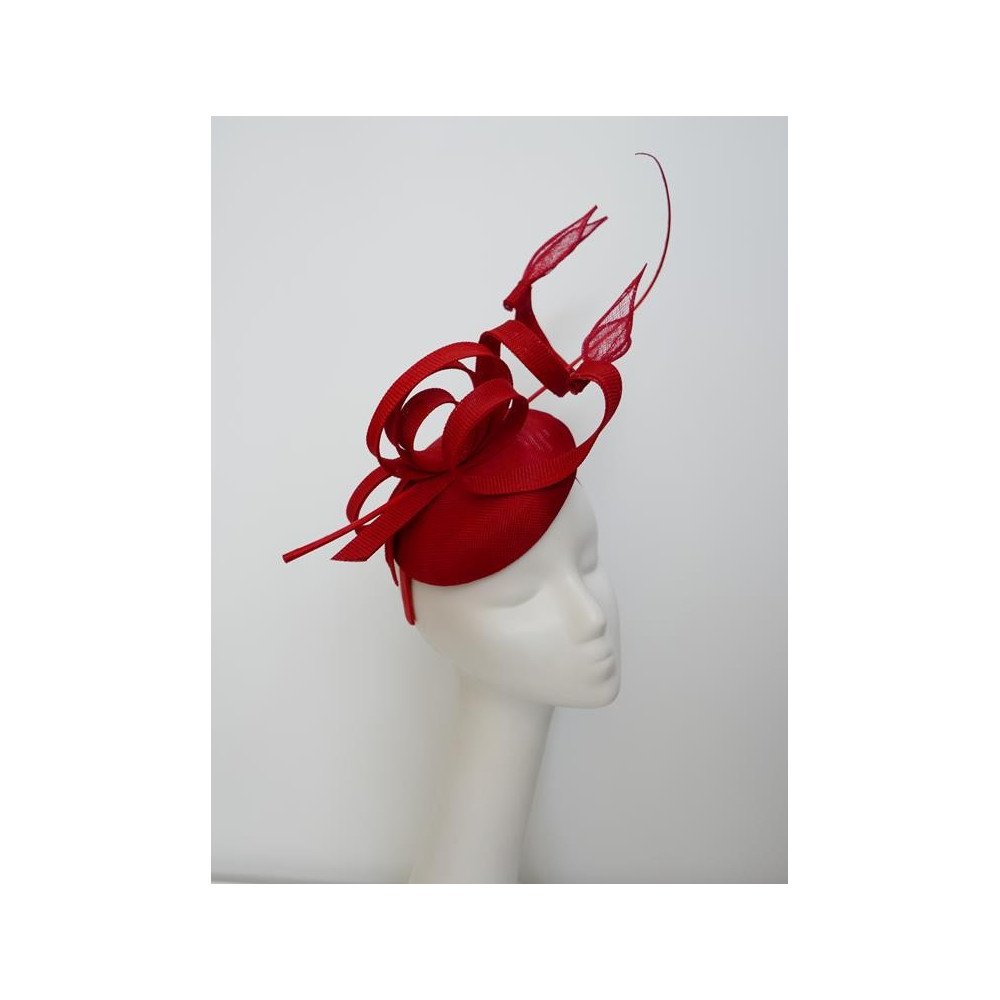 Czerwony fascynator z lnu na przepasce