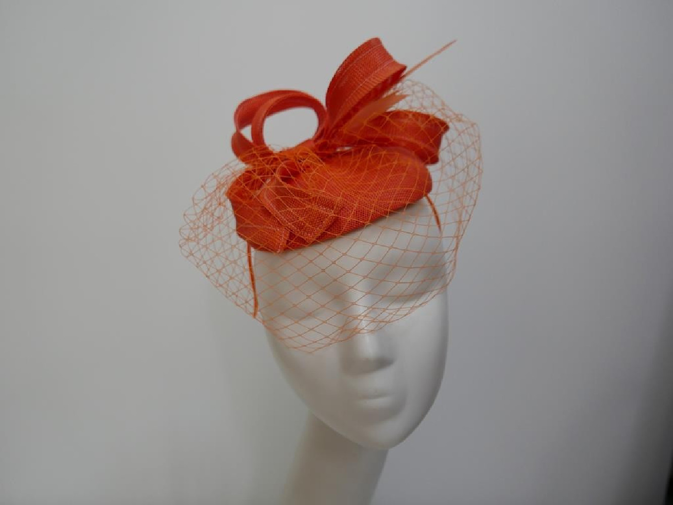 Pomarańczowy fascynator z lnu na przepasce
