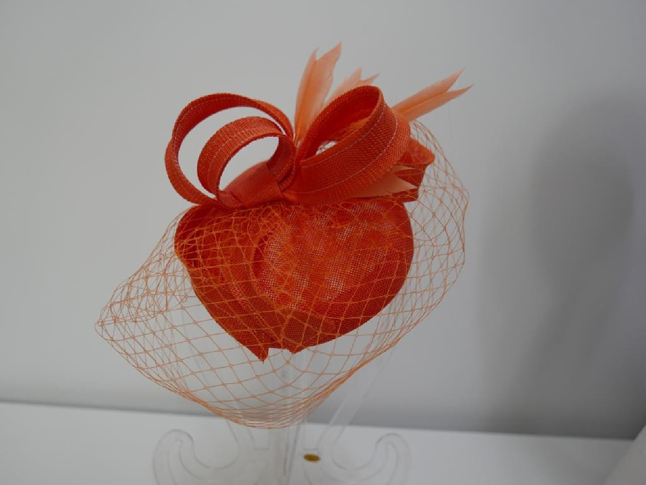 Pomarańczowy fascynator z lnu na przepasce