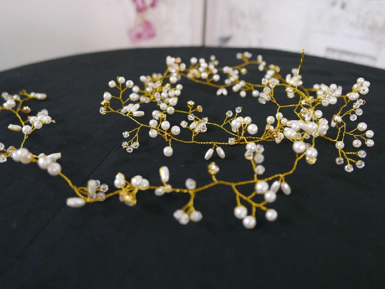 Biały wianek wężyk - fantazyjny stroik 150 cm złota osnowa