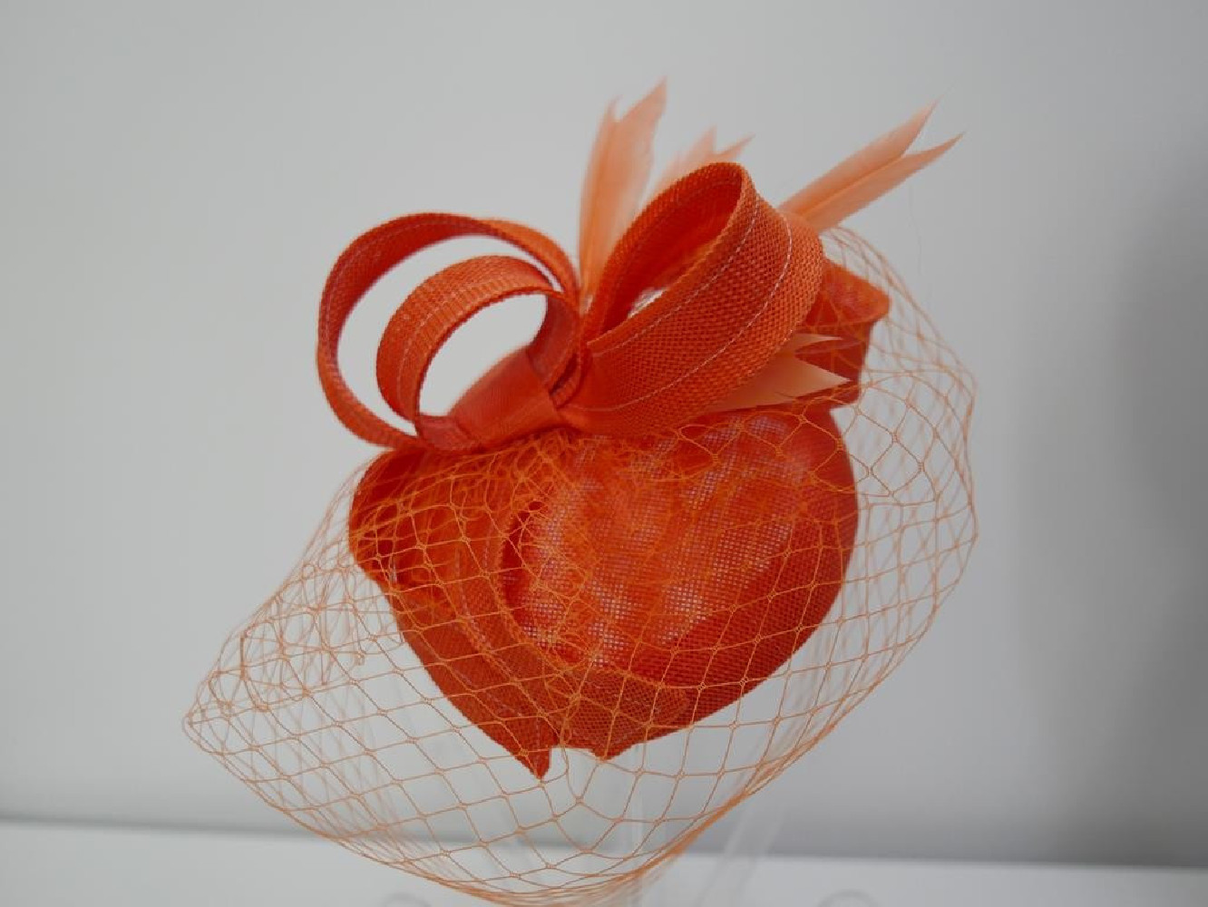 Pomarańczowy fascynator z lnu na przepasce