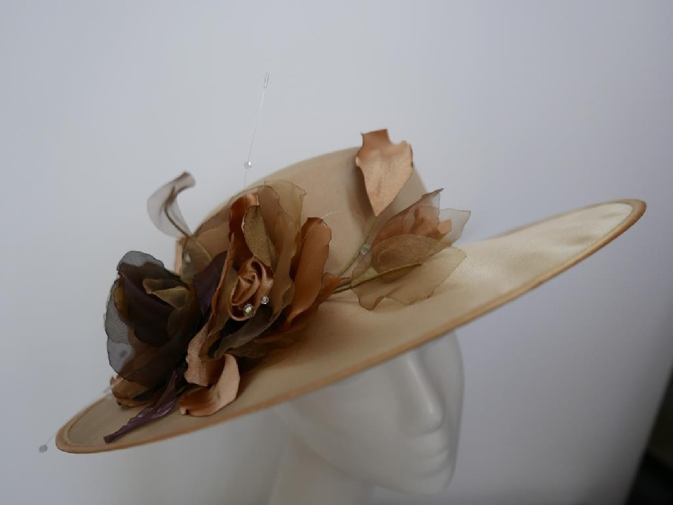 Bezowy kanotier z tkaniny z kwiatami