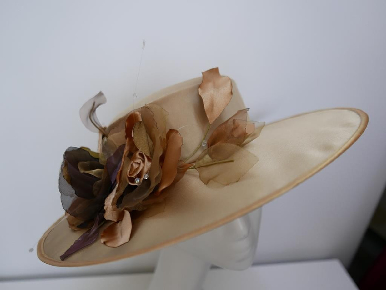 Bezowy kanotier z tkaniny z kwiatami