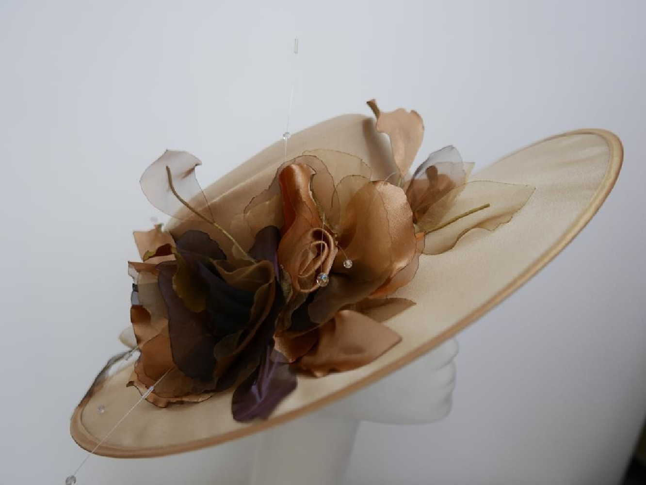 Bezowy kanotier z tkaniny z kwiatami