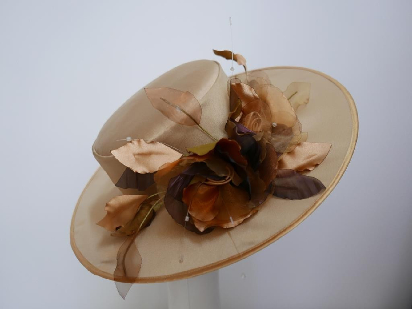 Bezowy kanotier z tkaniny z kwiatami